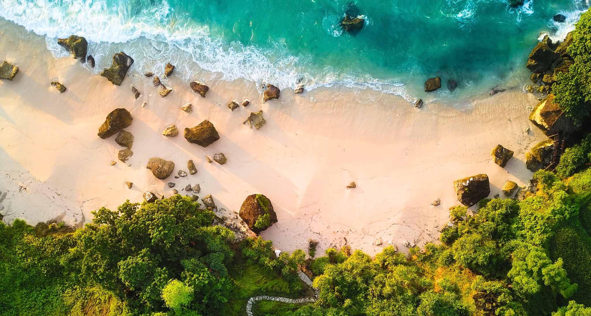 Seychelles plage sur océan vert et foret